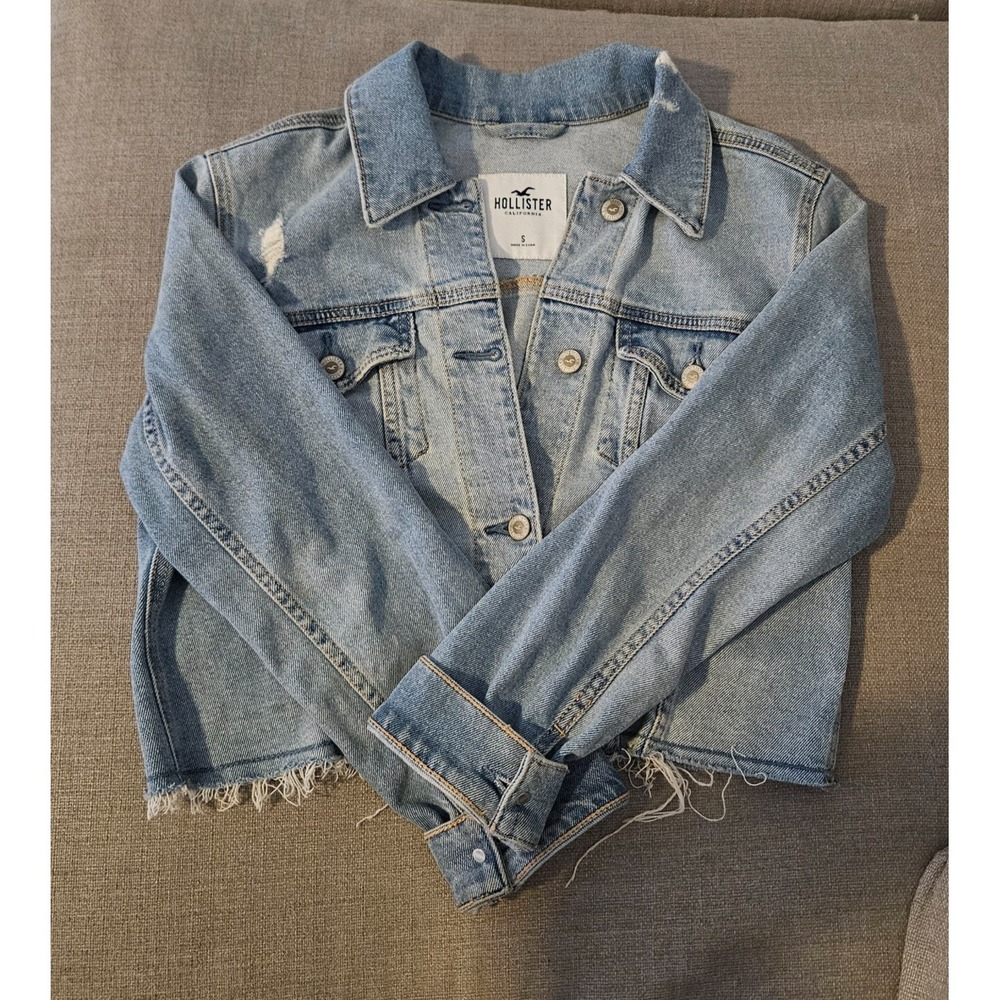 Hollister women's distressed cropped denim jacket Size Small